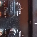 Detailní pohled na zadní panel černého elektronického zařízení. Jsou vidět dva stejné vstupy s nápisy ACCESS 1 a ACCESS 2, u kterých jsou označení RC…