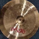 Kruhový mosazný činel s viditelným broušením povrchu. V dolní části je červený nápis Paiste a pod ním menší bílý text MADE IN SWITZERLAND. Povrch vyk…