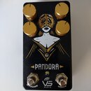 Černý kytarový efekt s nápisem PANDORA a logem VS AUDIO. Na horní straně jsou čtyři zlaté kovové oválkové knoflíky a uprostřed je bílo-zlatá grafika…