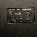 Detail zadní strany basového komba značky GK GALLIEN KRUEGER. Na černém ovládacím panelu je nápis HORN BLAMP, SERIAL EC1535C04103157, MODEL NEO 116 I…