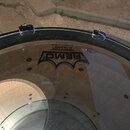 Detailní pohled na horní obruč a membránu bubnu. Na průhledné membráně je černý nápis REMO, POWERSTROKE P3 COLORTONE a text U.S. Patent No. 10,783,55…