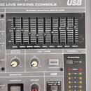 Detailní pohled na ovládací panel míchací konzole stříbrné barvy. Na zařízení je nápis AMSON, 24 bit DSP DIGITAL EFFECTS, USB a LIVE MIXING CONSOLE.…