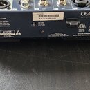 Záběr na zadní panel černého mixážního pultu. Je zde uveden název značky Soundcraft a model NOTEPAD-8FX 2 x 2 USB. Na bílém štítku je uveden kód 5085…