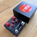 Černý efekt pedál s nápisy ATLANTIC - Delay & reverb - a NUX. Zařízení má pět červených ovratových knoflíků, dva stoupací spínače s nápisy Smart TAP…