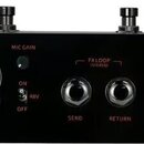 Černý audio rozhraní nebo procesor s řadou vstupů a výstupů. Na panelu jsou nápisy GUITAR IN, MIC IN, MIC GAIN, FX LOOP (STEREO) se vstupy SEND a RET…