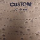 Detail vnitřní strany bubnového korpusu z lehce špinavého, světlého dřeva. Je zde modrý nápis CUSTOM a pod ním označení rozměru 20"/51 cm. V dolní čá…