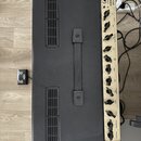 Černý kytarový kombozesilovač s ovládacím panelem v krémové barvě. Na panelu je nápis 5150 ICONIC a ovládací prvky s popisky GAIN, TREBLE, MIDDLE, BA…