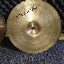 Kruhová mosazná činely s viditelným broušením povrchu. Na horní části je černý nápis „Istanbul Agop Made in Turkey“. Okraj činely vykazuje mírné nepr…