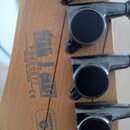 Detail zadní strany hmatníku kytary z anýžového dřeva s třemi černými ladicími kolíky. Na dřevě je vyryt nápis MADE BY TEAM J. CRAFT JAPAN, sériové č…