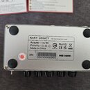 Fotografie zachycuje spodní stranu stříbrného kytarového zesilovače s nápisem NANO LEGACY Series Amplifier Head. Na spodní straně je štítek s textem…