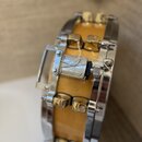 Detailní pohled na žlutý tamburín s chromovaným kovovým rámem a cinkety. Na kovovém mechanismu je viditelný nápis "Pearl". Povrch nástroje vypadá čis…
