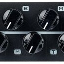 Černý rackový přístroj s bílým vodorovným pruhem. Na horním panelu jsou nápisy SYNERGY, GAIN, B, M, T a VOLUME. Spodní panel obsahuje nápisy GAIN, B,…
