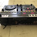 Černý DJ efektový procesor značky Pioneer. Na horní části je vpravo nápis EFX-1000 a v dolní části velký bílý nápis Pioneer. Zařízení obsahuje jog-wh…