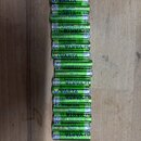 Sada 14 zelených dobíjecích baterií značky VARTA. Na každé baterii je nápis VARTA a Rechargeable ACCU 800 mAh. Povrch některých baterií vykazuje drob…