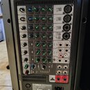 Zadní panel přenosného PA systému značky YAMAHA, model PORTABLE PA SYSTEM STAGEPAS 600. Panel obsahuje míchací pult s deseti kanály, každý vybavený p…