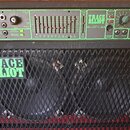 Fotografie zachycuje horní ovládací panel a přední mřížku basového komba. Na zeleném panelu jsou nápisy TRACE ELLIOT, GRAPHIC GP11 PREAMPLIFIER Mk V…