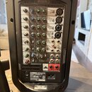 Zadávací panel černého reproduktorového systému s integrovaným mixrem. Na panelu jsou vidět značky YAMAHA, PORTABLE PA SYSTEM, MODEL PSR-400 a YAMAHA…