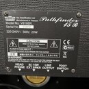 Detailní záběr na černý informační štítek kytarového komba. Štítek obsahuje logo VOX, nápis Vox Amplification Ltd., Manufactured in Vietnam a model P…
