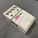 Stříbrný efekt pedál s nápisy CF7 a CHORUS/FLANGER. Na horní části jsou čtyři bílé ovládací knoflíky s popisky SPEED, DEPTH, DELAY TIME a REGEN, dále…