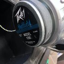 Detailní pohled na zadní stranu reproduktoru s černým magnetem a stříbrným rámem. Na černé štítku je bílý nápis Sheffield, MODEL 1290 a údaje 16 OHMS…