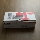 Kartonová krabice s mikrofonem. Na povrchu je nápis Superlux, E205U USB CONDENSER MICROPHONE a obrázek stříbrného mikrofonu. Krabice vykazuje mírné o…