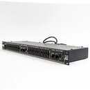 Černý rackový grafický ekvalizér s řadou posuvníků. Na pravé straně jsou nápisy CHANNEL 2 MASTER CONTROL, BYPASS a ME15B GRAPHIC EQUALIZER. Nad posuv…