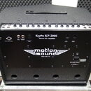 Černý kombozesilovač s texturovaným povrchem a úchytem na horní straně. Na zadním panelu je nápis KeyPro KP-200S Stereo 3D Amplifier a logo motion so…