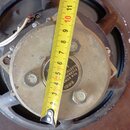 Fotografie zachycuje zadní stranu reproduktoru s černým rámem a kovovým magnetem. Na magnetu je viditelný nápis VEB KOMP, STERN-RADIO elektro a označ…