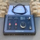 Černý USB audio interface SSL 2 od značky Solid State Logic. Na předním panelu jsou nápisy CHANNEL 1, CHANNEL 2, SSL 2, USB AUDIO INTERFACE, 32-BIT 1…