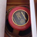 Repoduktor v kartonové krabici s červeným magnetickým krytem. Na černé štítku je žlutý nápis CELESTION a specifikace: Model G12H, Power capacity 150…