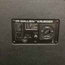 Detail zadní strany černého basového komba značky GALLIEN KRUEGER. Na ovládacím panelu je uveden nápis SERIAL HB1517A07107417, MODEL NEO 410, IMPEDAN…