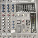 Stříbrná mixovací konzole s nápisy SAMSON, L2000 LIVE MIXING CONSOLE a 24 DSP DIGITAL EFFECTS USB. Zařízení obsahuje numerous vstupní konektory, posu…