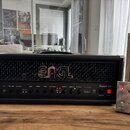 Černý kytarový kombozesilovač s nápisem ENGL na předním mřížkovém krytu a označením Fireball 100 v pravé části ovládacího panelu. Panel obsahuje řadu…