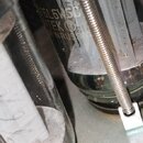 Detailní záběr na elektronovou lampu s nápisy 6L6WGC, TEK a ENRUSS. Lampa je z průhledného skla s kovovými vnitřními komponenty a je upevněna kovovou…