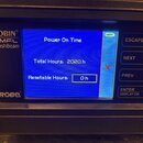 Detail ovládacího panelu světelného efektu s modrým displejem. Na levé straně jsou nápisy ROBIN®, BMFL WashBeam a logo ROBE®. Displej zobrazuje text…