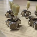 Sada pěti chromovaných ladicích kolínek s krémovými plastovými knoflíky. Na kovových čelech jsou vyraženy nápisy GOTOH a logo ve tvaru stylizovaného…