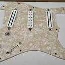 Bíle perleťový pickguard pro elektrickou kytaru s třemi snímači. Na krajních snímačích je nápis „Suhr Classic“. Vybavení zahrnuje přepínač, tři poten…