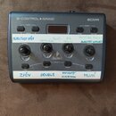 Šedý MIDI kontrolér značky BEHRINGER, model B-CONTROL NANO BCN44. Zařízení má čtyři otočné knoflíky, několik tlačítek a malý displej. Na přední panel…