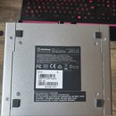 Fotografie zachycuje spodní stranu stříbrného audio rozhraní z kovu. Na černé nálepce je uveden název steinberg, model UR12 a nápisy USB AUDIO INTERF…
