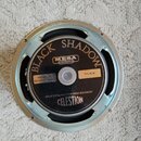 Kruhový reproduktor s černou membránou a stříbrným kovovým rámem. Na membráně je nápis BLACK SHADOW, logo MESA ENGINEERING a označení TYPE MC-90. Dol…