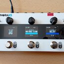 Bílý efektový pedalboard s nápisy EFFECT PRESS TO SELECT, PLETHORAX5 a TONEPRINT PEDALBOARD. Zařízení má pět stoupacích spínačů s čísly 1 až 5, tři č…