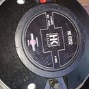 Fotografie zachycuje zadní stranu černého reproduktoru. Na středovém štítku je bílé logo HK AUDIO a nápisy 150 WATTS, 0.8 - 18 kHz, HK 0202 a 8 OHMS.…