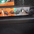 Detail ovládacího panelu kytarového komba. Levá část panelu je oranžová s nápisy GAIN, VOLUME, Lead 1 a Lead 2, pravá část je stříbrná s nápisy Bass,…