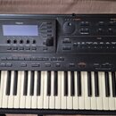 Černý digitální klavír značky Roland. Horní panel obsahuje displej, zahlreiche ovládací tlačítka a sekce s názvy KEYBOARD MODE, TONE a PERFORMANCE ME…