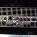 Zadní panel šedého elektronického zařízení s mřížkou v horní části. Jsou zde viditelné nápisy: DIRECT OUT, SEND, RETURN, TUNER, CHAIN IN, CHAIN OUT,…