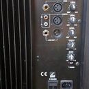 Zadní panel černého elektronického zařízení s ventilací. V horní části je štítek s nápisem RHA 15/2/250P vč 2006-124. Panel obsahuje vstupy MIC1, MIC…
