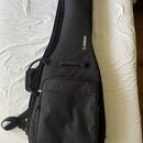 Černý polotvrdý obal na hudební nástroj s rukojetí a popruhem. Na horní části je bílý nápis YAMAHA s doprovodným logem. Obal má v dolní části velkou…