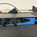 Černý rackový efektový procesor s modrým panelem a nápisem MPX 110 Dual Channel Processor. Zařízení má dva černé ovratové ovladače a několik tlačítek…