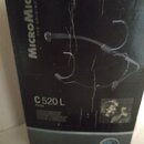 Fotografie znázorňuje černou kartonovou krabici s produktem. Na krabici je nápis MicroMic, THE ORIGINAL a modelové označení C 520 L. V horní části je…