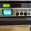 V hliníkovém racku jsou umístěna dvě zařízení značky tc electronic. Horní jednotka je model Finalizer GXL s malým zeleným displejem a řadou tlačítek.…